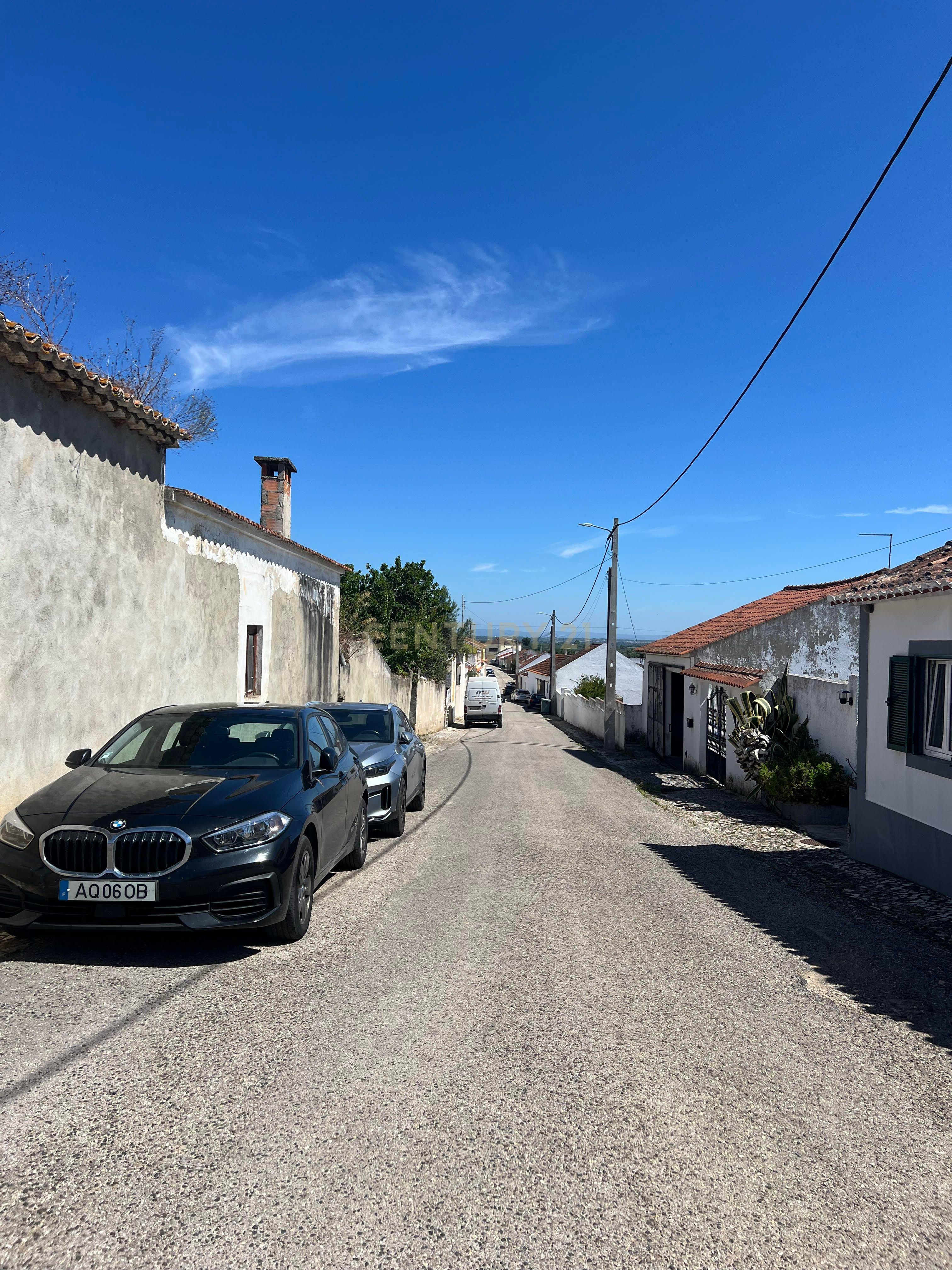 Potencial a 50km de Lisboa: Casa para Renovar com Amplo Logradouro numa Vila Tranquila - Image 14