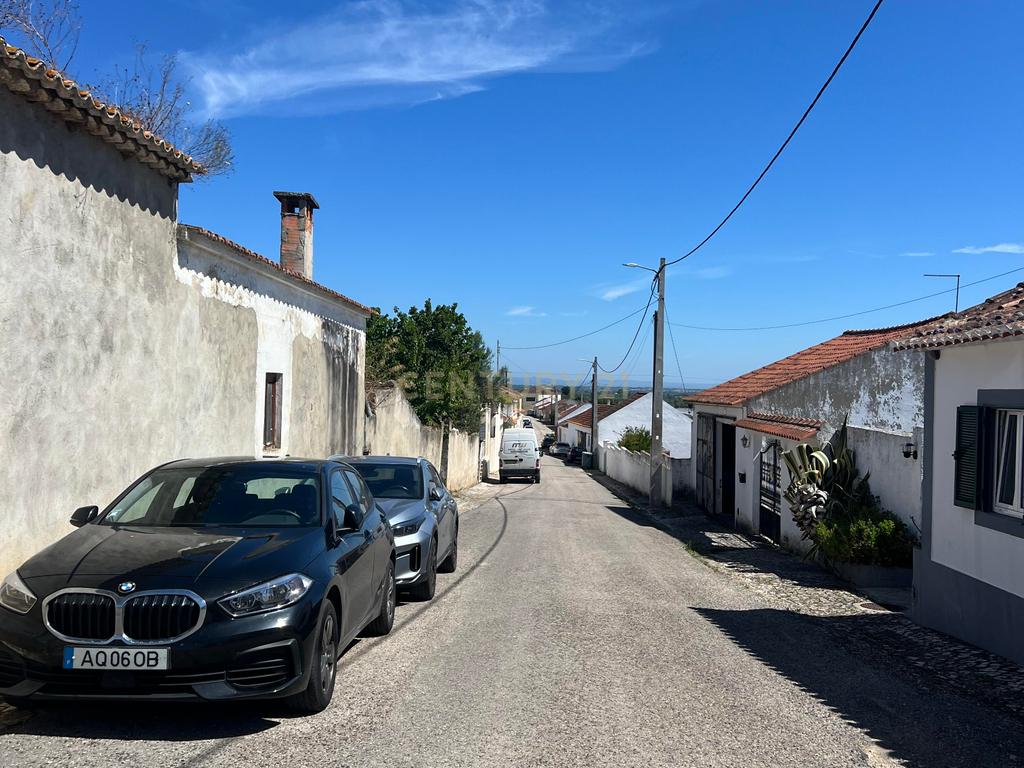 Potencial a 50km de Lisboa: Casa para Renovar com Amplo Logradouro numa Vila Tranquila - Image 14