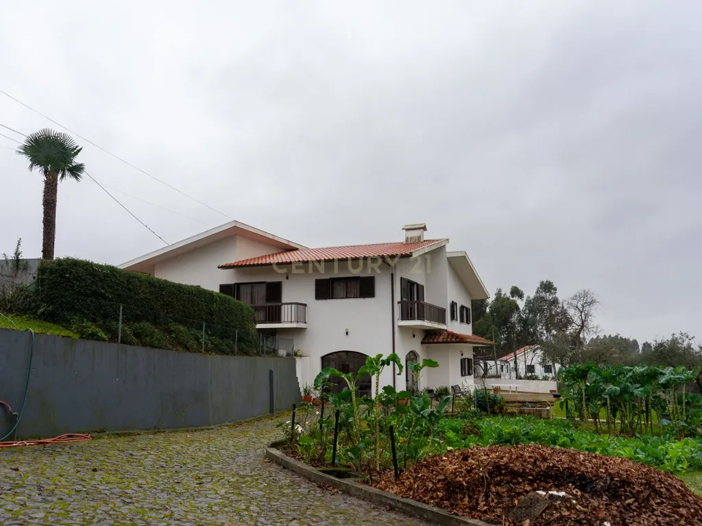 Moradia T4 com Piscina e Terreno – Fafe - Image 5