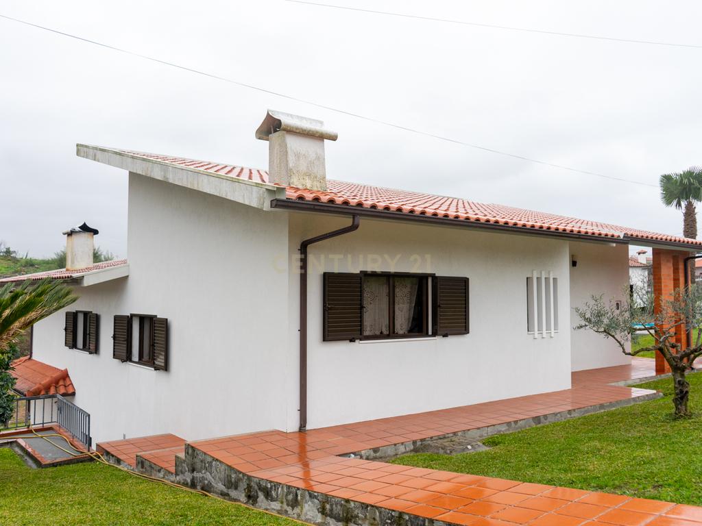 Moradia T4 com Piscina e Terreno – Fafe - Image 4