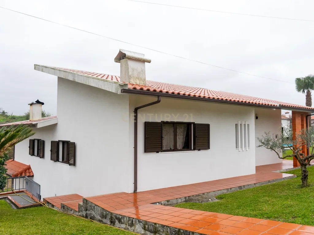 Moradia T4 com Piscina e Terreno – Fafe - Image 4