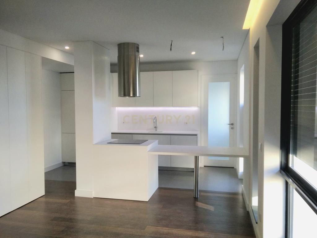 Apartamento T4 totalmente renovado junto à Casa da Música - Image 11