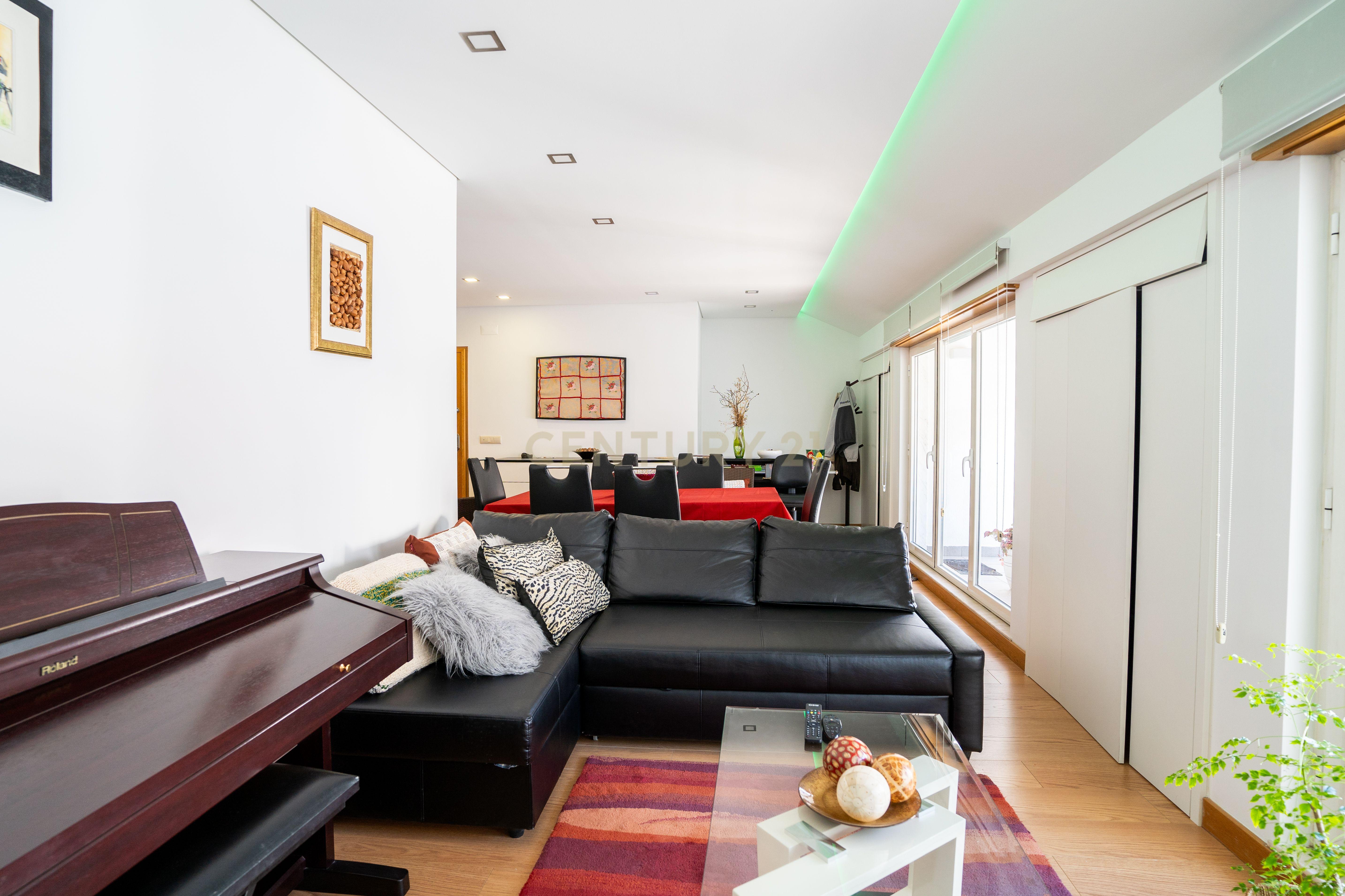 Apartamento com Terraço T2 de Charme em Benfica - Excelência e Conforto - Image 2