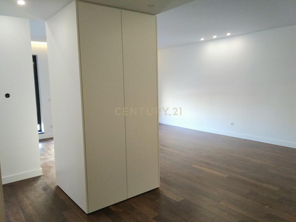 Apartamento T4 totalmente renovado junto à Casa da Música - Image 12