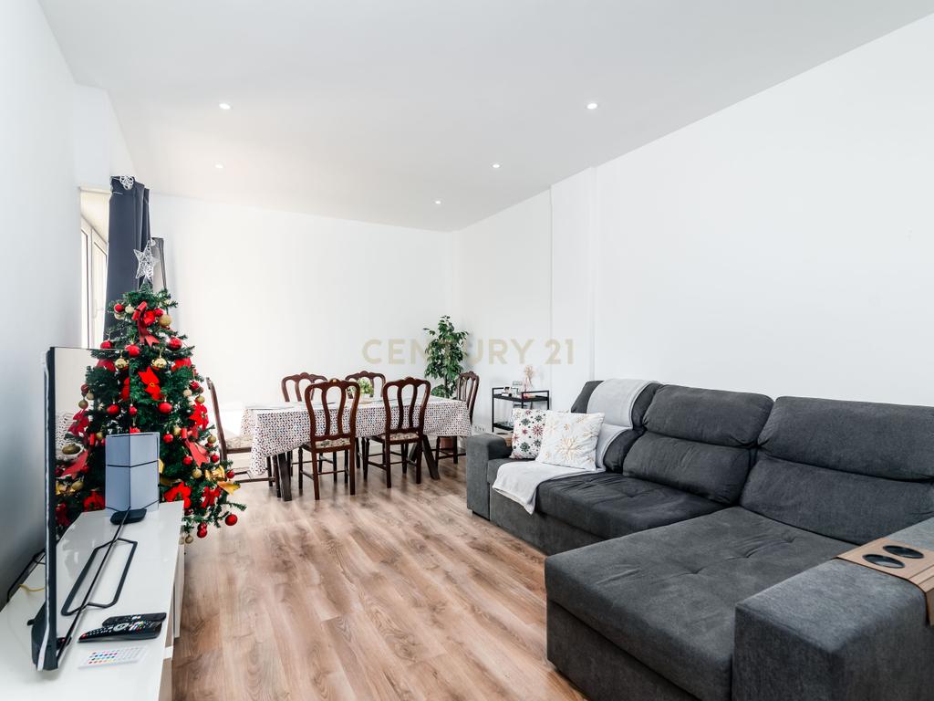 Duplex Renovado com Terraços em Mem-Martins - Image 1