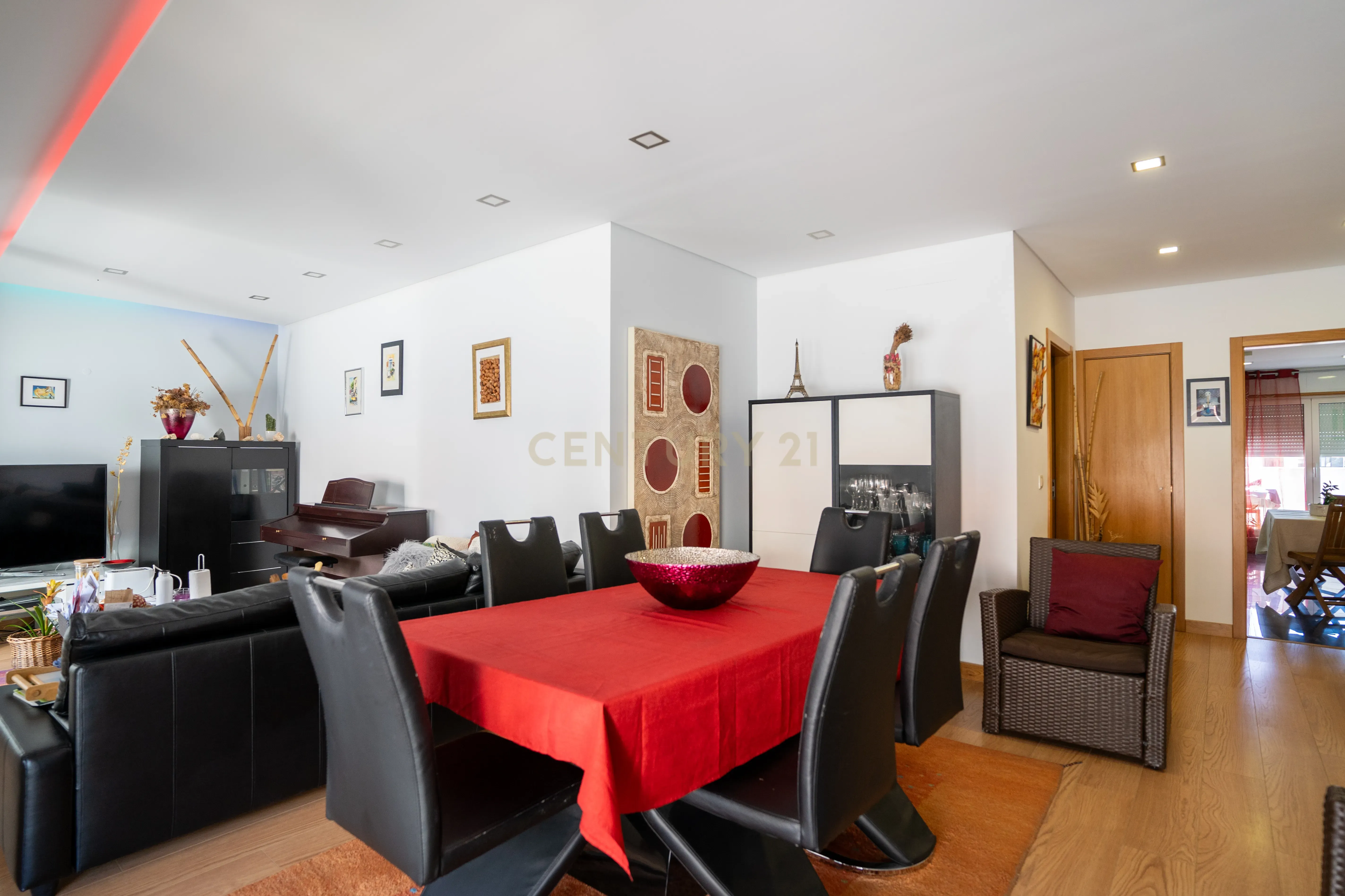 Apartamento com Terraço T2 de Charme em Benfica - Excelência e Conforto - Image 6