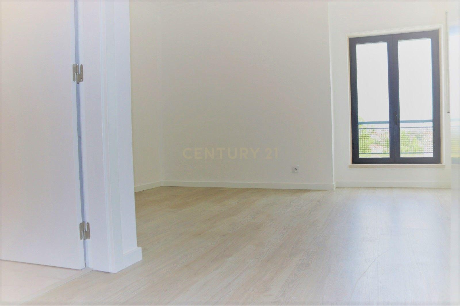 Apartamento T3 Remodelado c/ Garagem Arrecadação | Centro de Mafra - Image 6