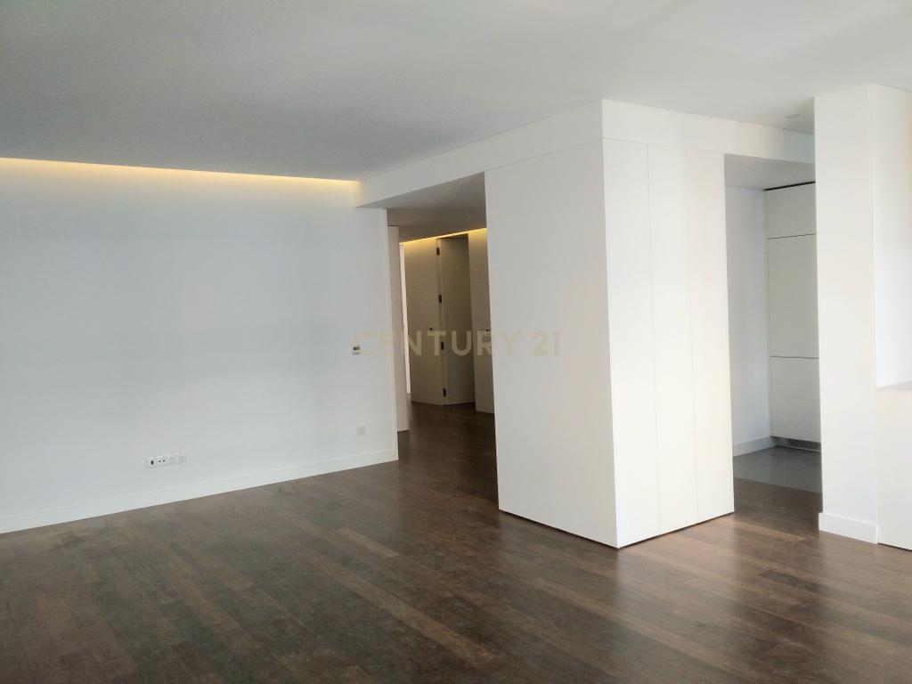Apartamento T4 totalmente renovado junto à Casa da Música - Image 22