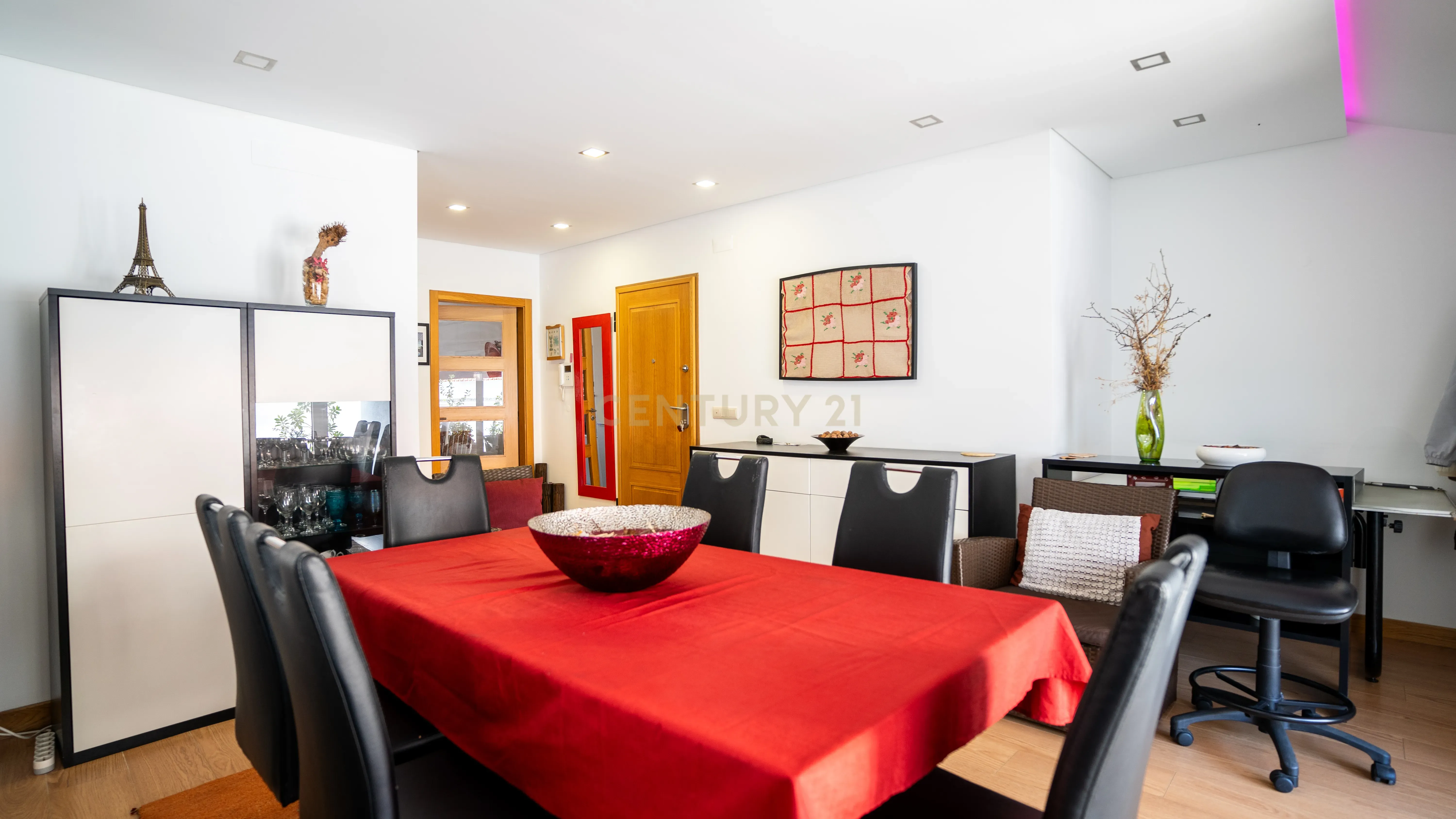 Apartamento com Terraço T2 de Charme em Benfica - Excelência e Conforto - Image 4