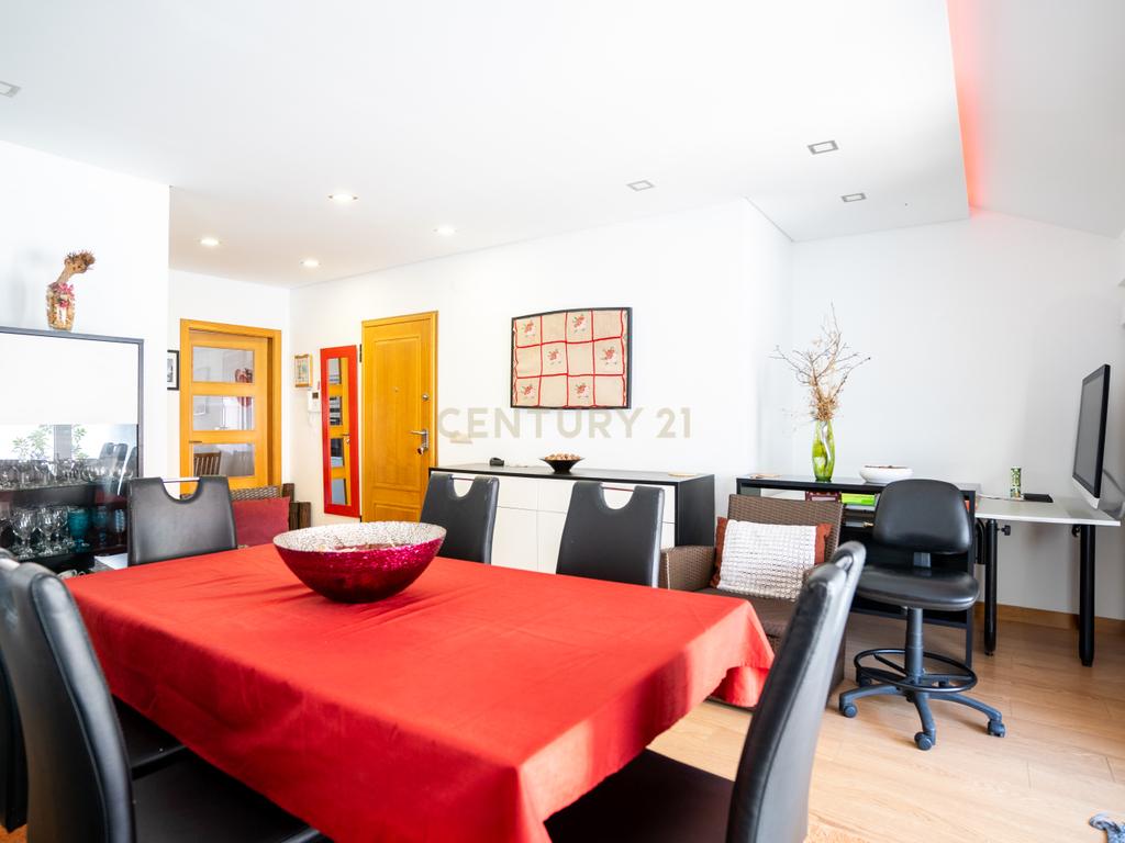 Apartamento com Terraço T2  de Charme em Benfica - Excelência e Conforto - Image 5