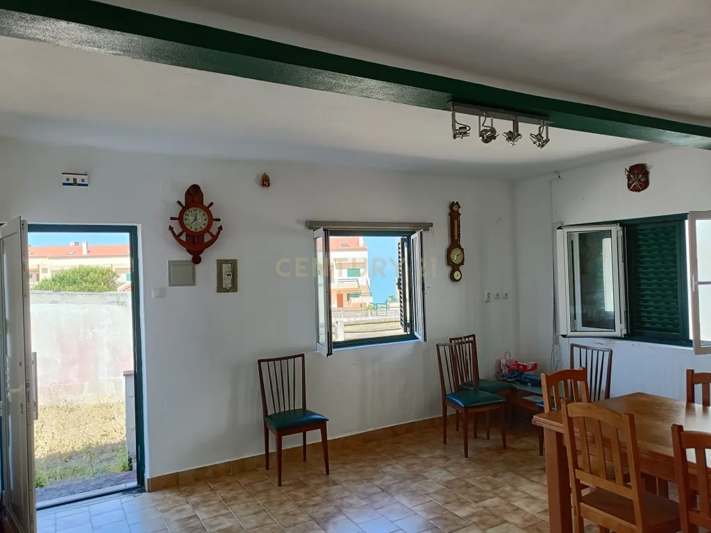 Reservado - Casa de Praia com vista lateral para o mar, com 2 garagens box, logradouro de boas dimensões, 3 quartos, a uma curta distância da praia paradisíaca de Vale Furado - Image 7