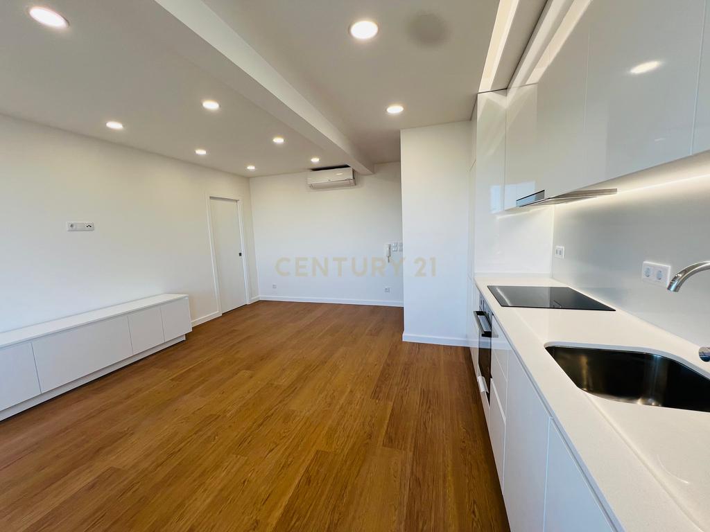 T2 com garagem em prédio com elevador em Campo de Ourique - Image 13