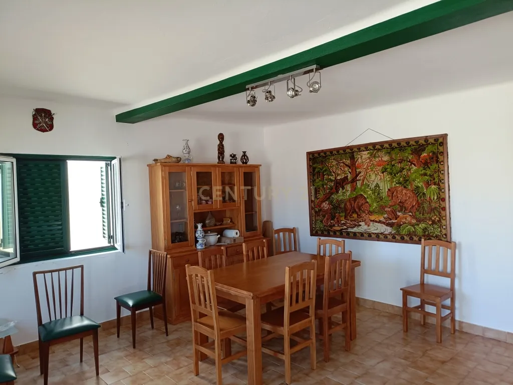 Reservado - Casa de Praia com vista lateral para o mar, com 2 garagens box, logradouro de boas dimensões, 3 quartos, a uma curta distância da praia paradisíaca de Vale Furado - Image 8