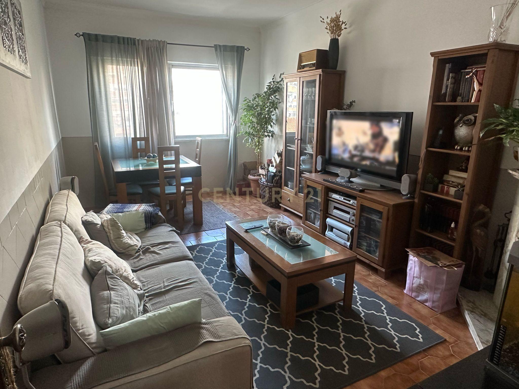 Apartamento T2 com ótima localização - Image 2