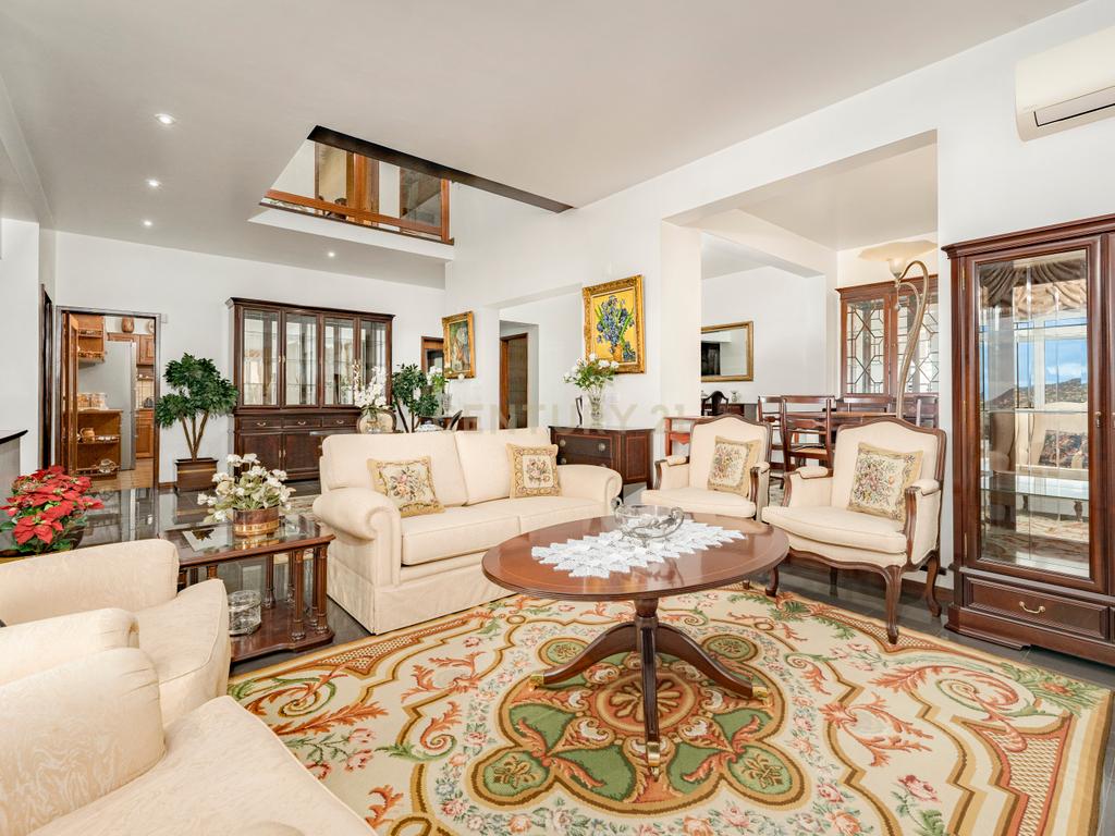 Fantástica moradia T4 no Funchal para quem procura um estilo de vida relaxante e de qualidade na ilha da Madeira.🏡 - Image 10
