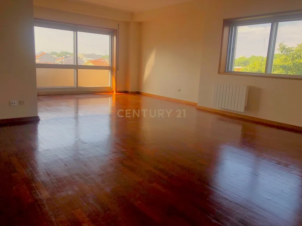 Apartamento T4 na Av. Vasco da Gama, Pinheiro Manso - Image 4