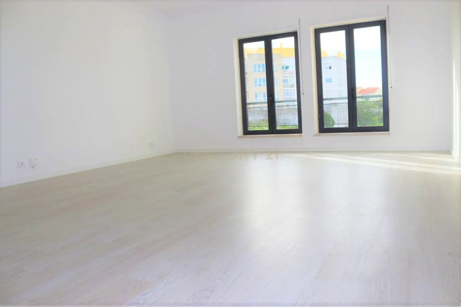 Apartamento T3 Remodelado c/ Garagem Arrecadação | Centro de Mafra - Image 7