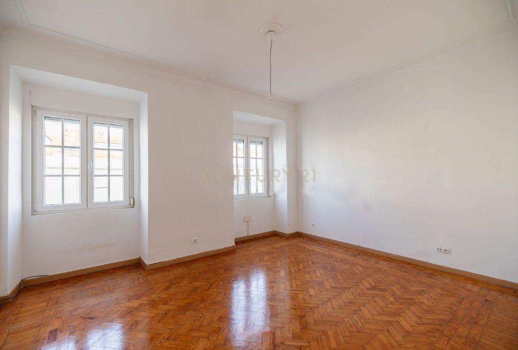 Apartamento com 4 assoalhadas em Campo de Ourique - Image 4