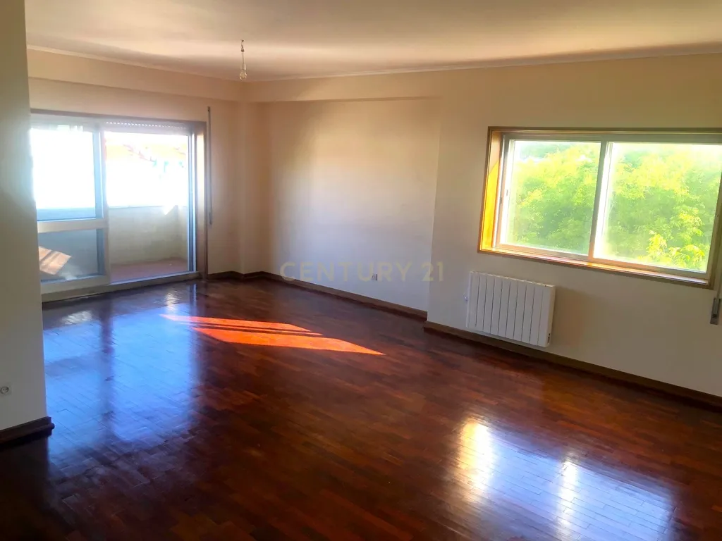 Apartamento T4 na Av. Vasco da Gama, Pinheiro Manso - Image 3