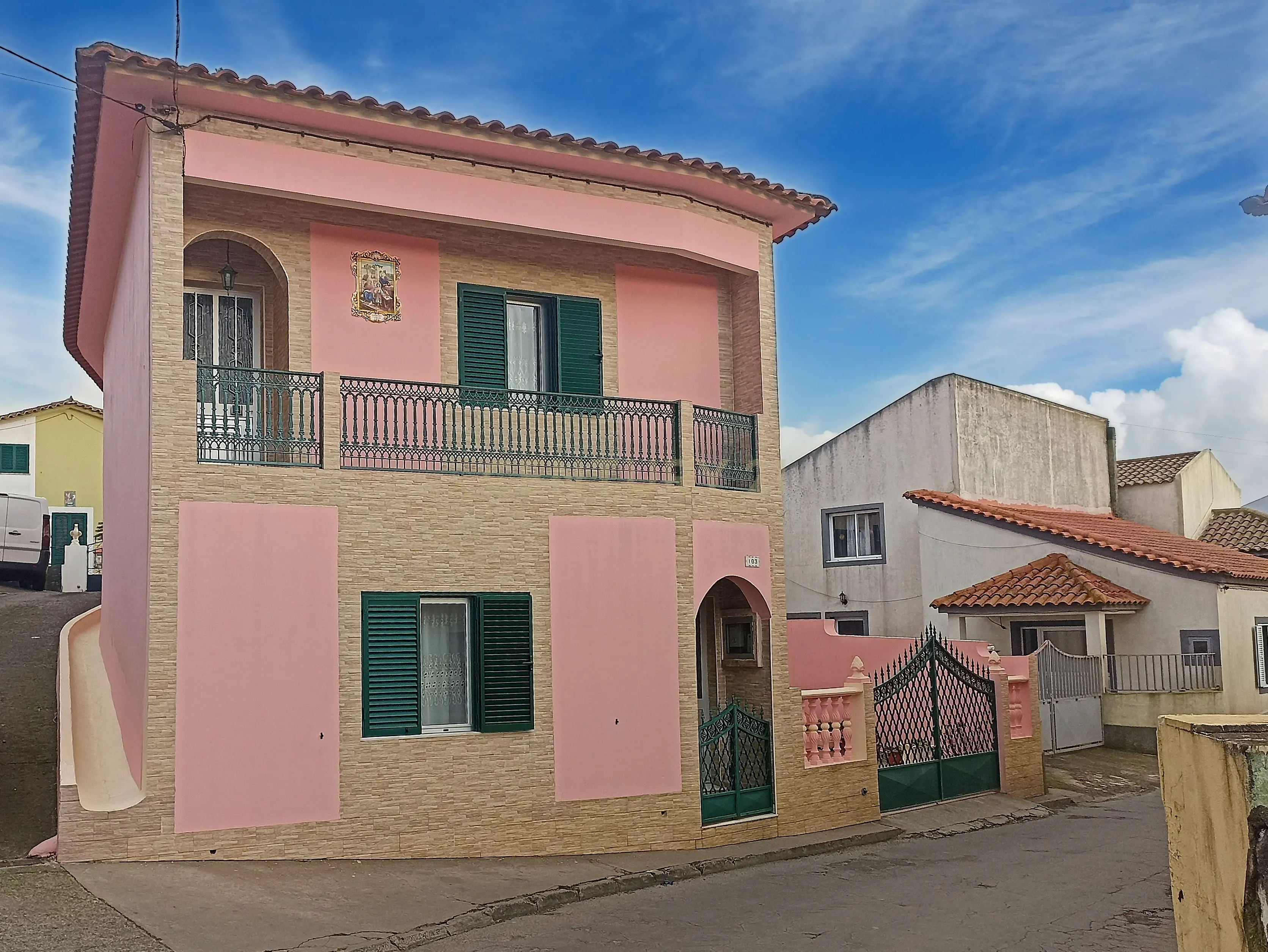 Exelente oportunidade! Moradia T4 localizada na freguesia dos Arrifes | Ponta Delgada | Ilha de São Miguel - Image 2