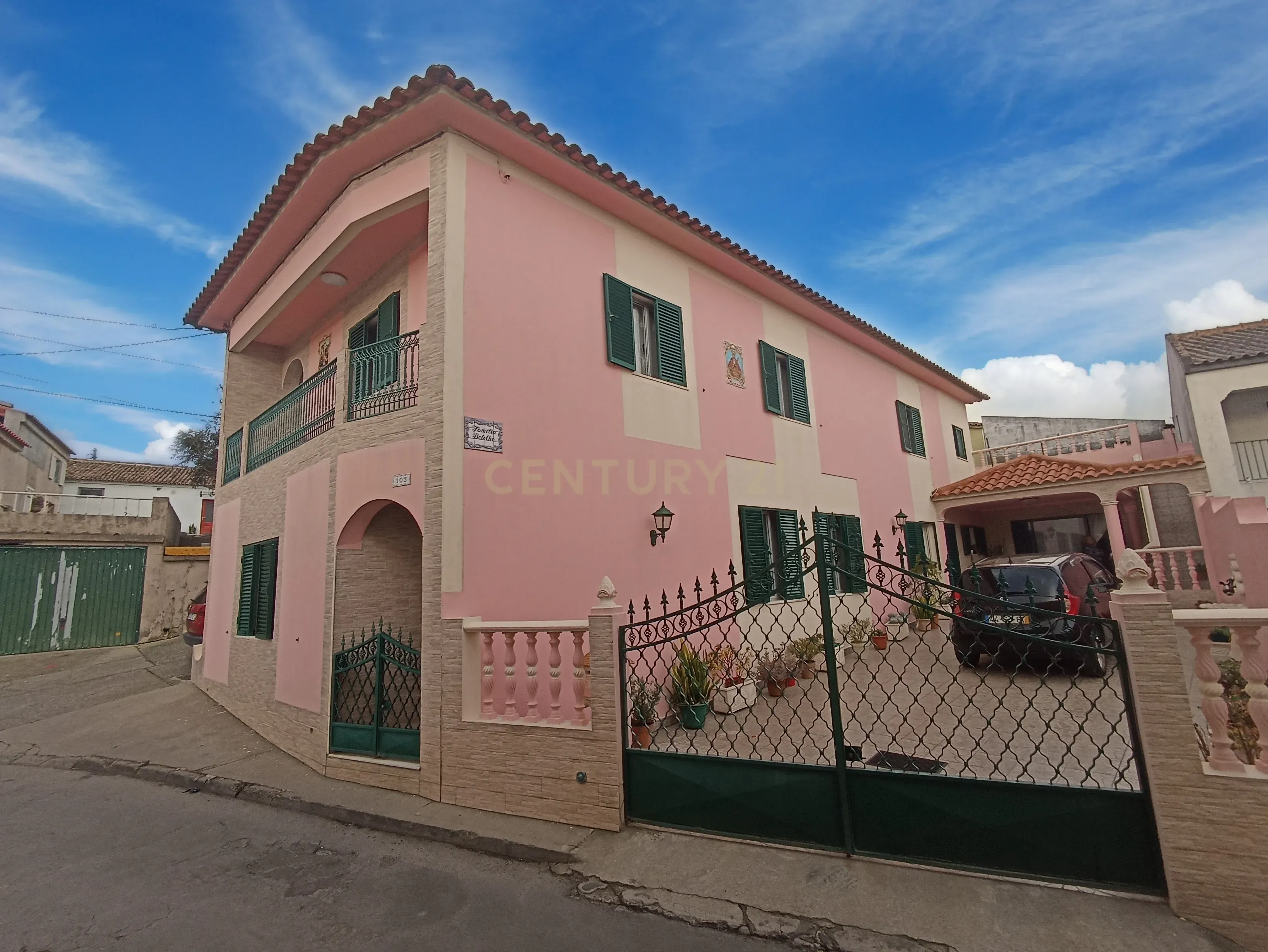 Exelente oportunidade! Moradia T4 localizada na freguesia dos Arrifes | Ponta Delgada | Ilha de São Miguel - Image 1