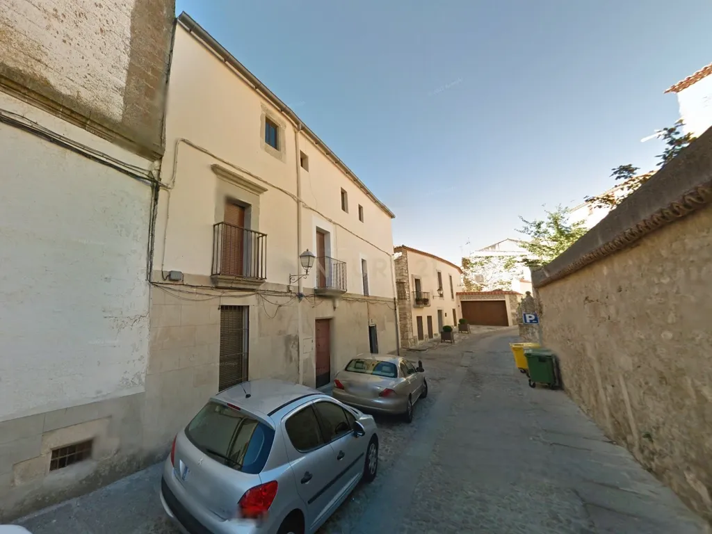 Casa com grande potencial no coração de Trujillo: ideal para morar ou investir - Image 70