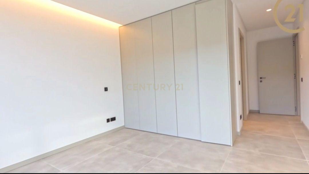 "Moradia Isolada Nova na Marina de Albufeira — Qualidade de Vida com Conforto Moderno" - Image 24