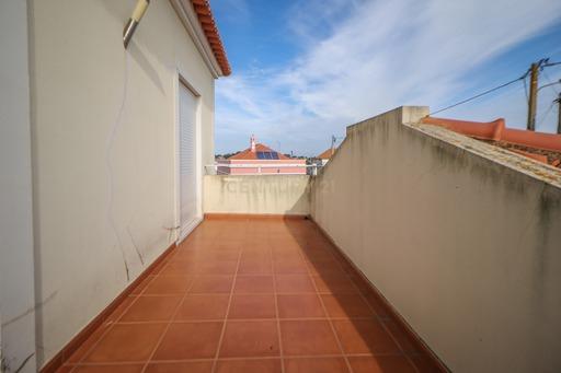 MORADIA T4 COM PISCINA - Image 13