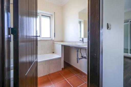 MORADIA T4 COM PISCINA - Image 46