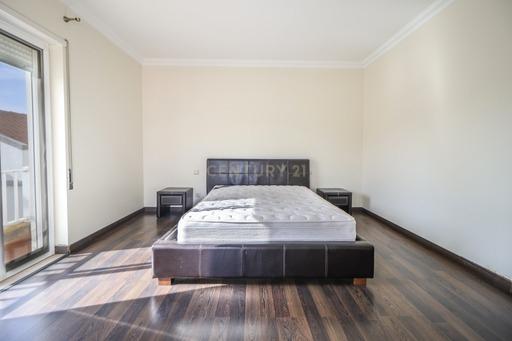 MORADIA T4 COM PISCINA - Image 17