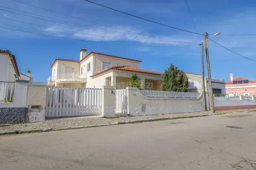 MORADIA T4 COM PISCINA - Image 1