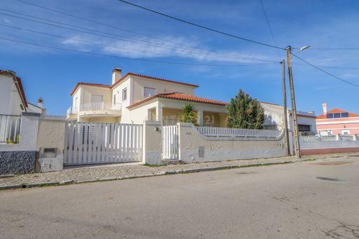 MORADIA T4 COM PISCINA - Image 1