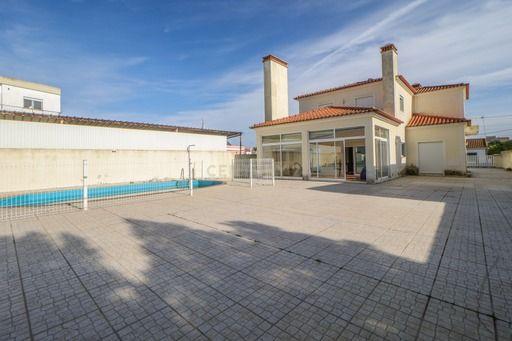 MORADIA T4 COM PISCINA - Image 2