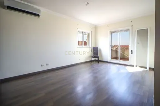 MORADIA T4 COM PISCINA - Image 16