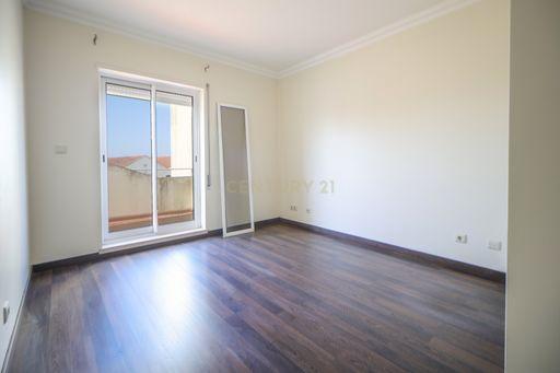 MORADIA T4 COM PISCINA - Image 33