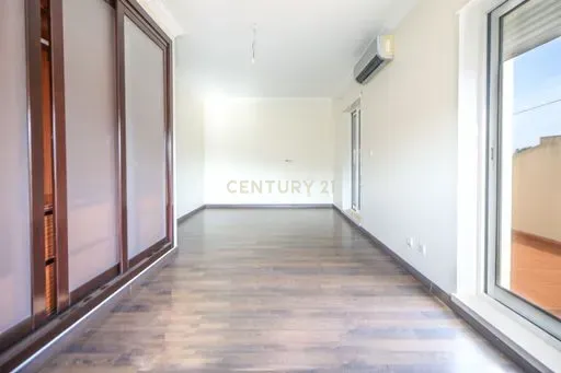 MORADIA T4 COM PISCINA - Image 39