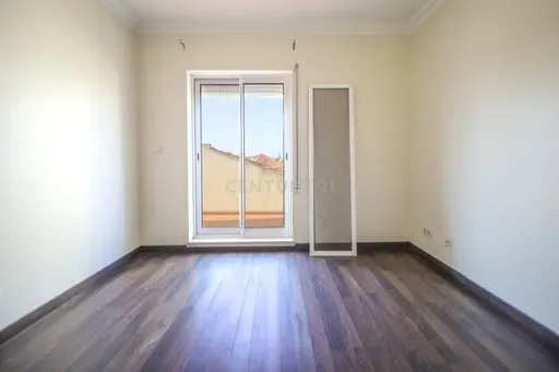 MORADIA T4 COM PISCINA - Image 19