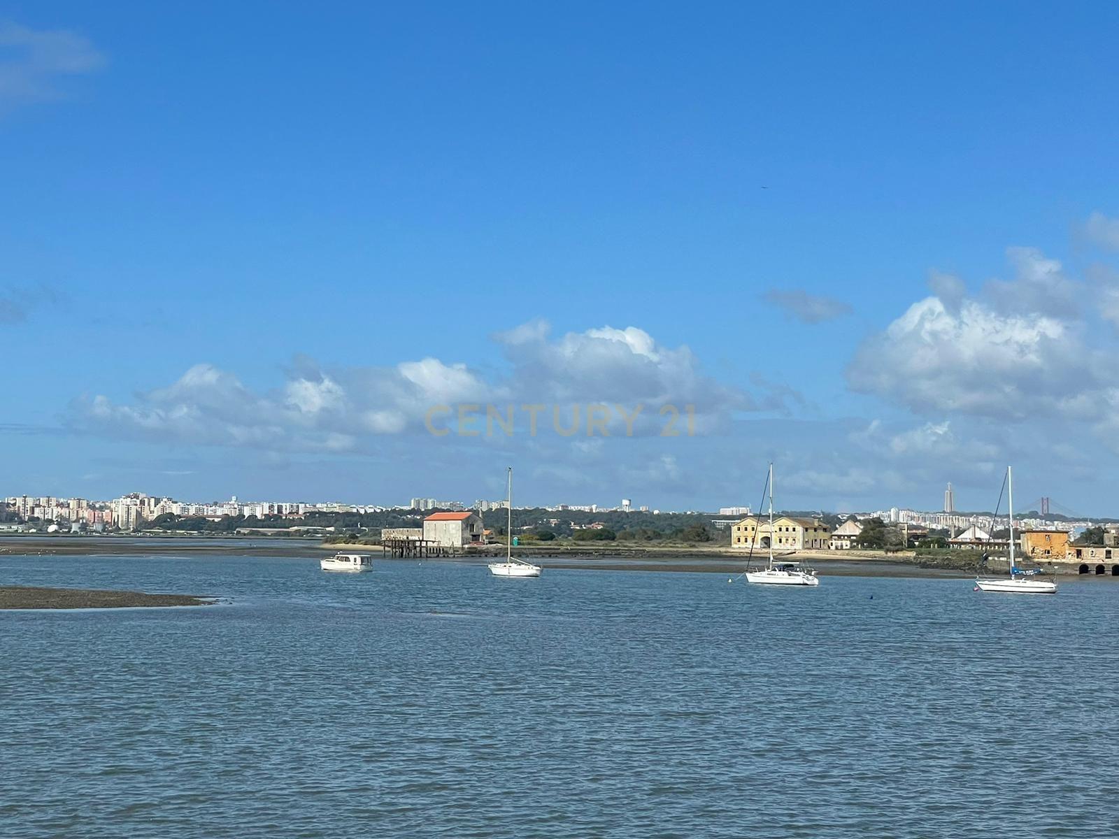 Prédio para Reconstrução total na 1ª linha da Seixal - Image 9