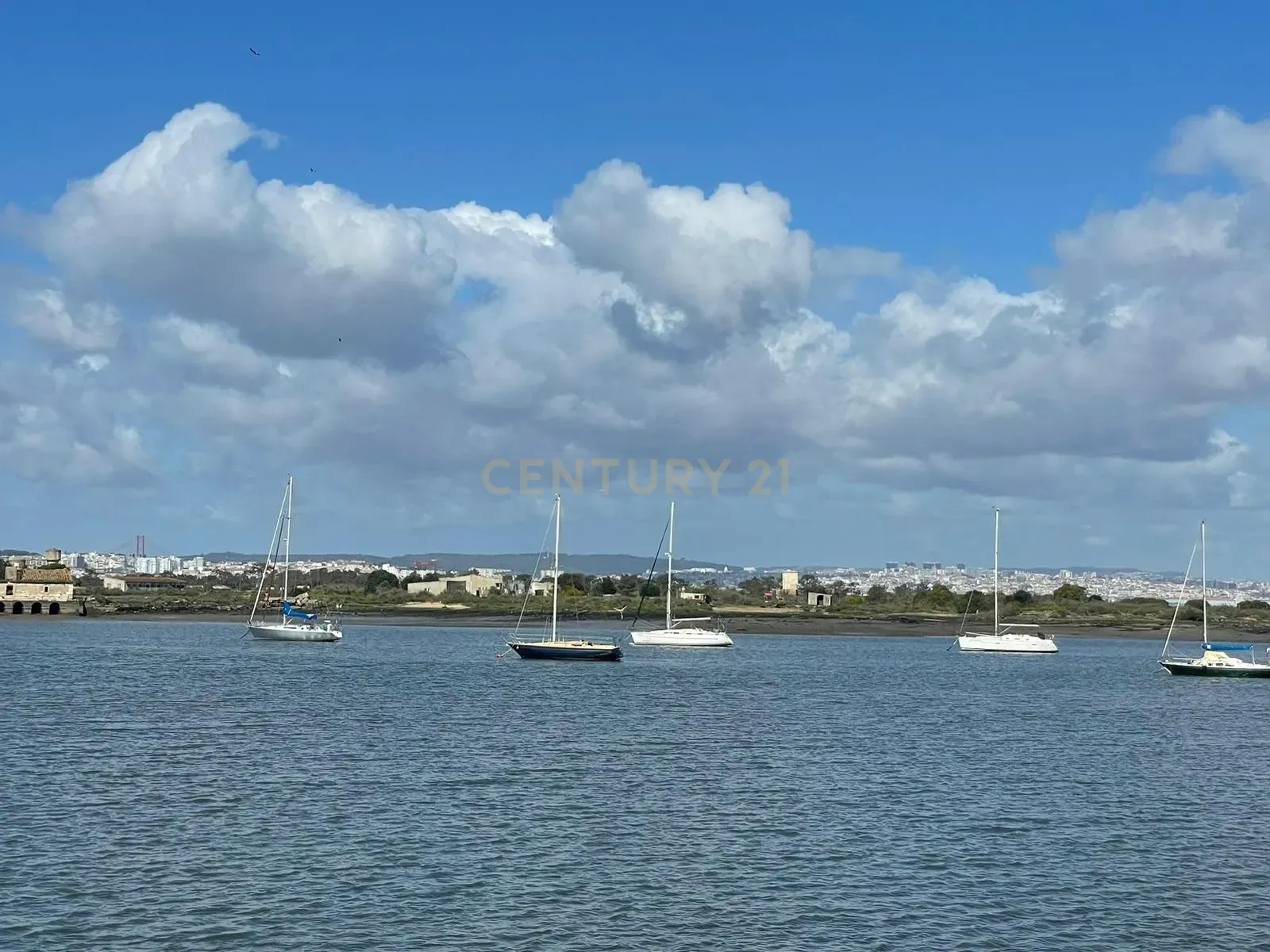 Prédio para Reconstrução total na 1ª linha da Seixal - Image 10