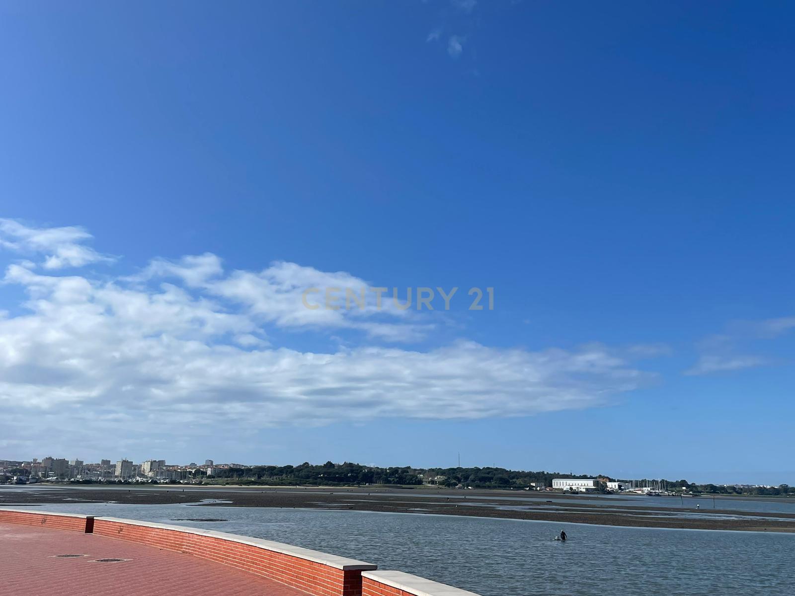 Prédio para Reconstrução total na 1ª linha da Seixal - Image 12