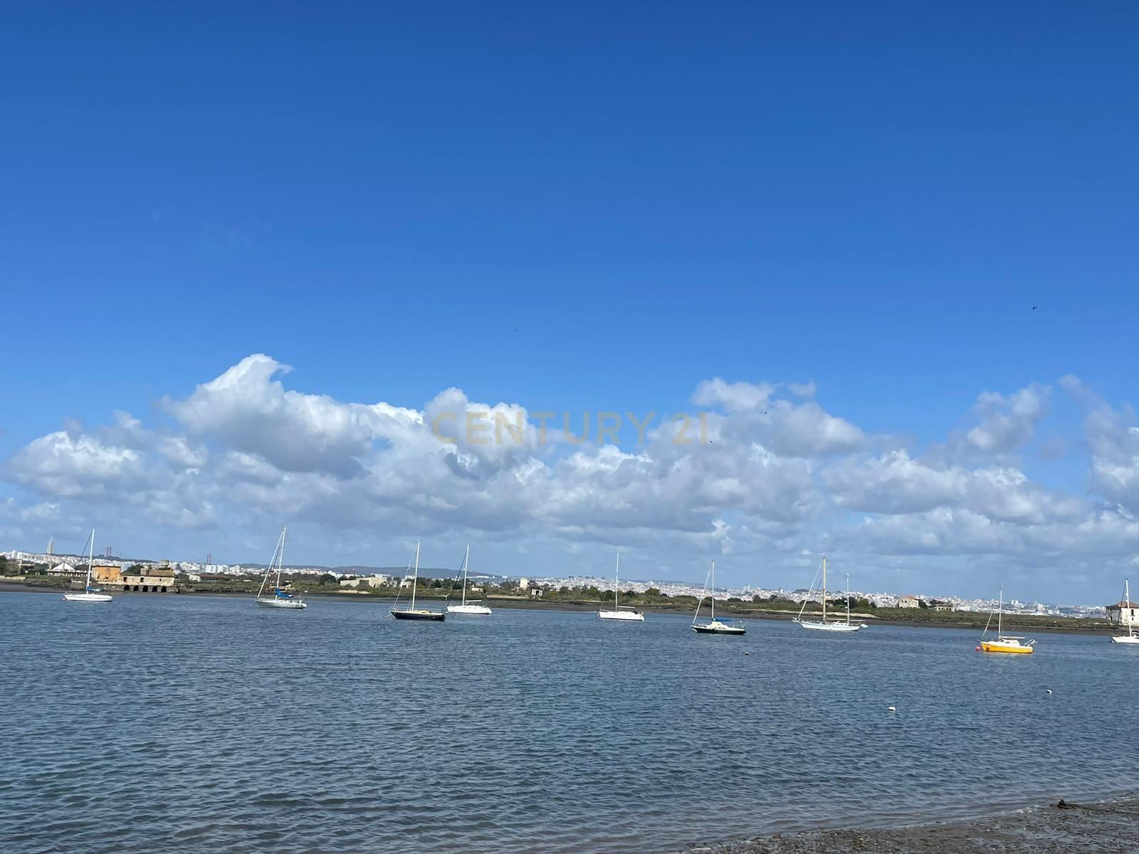 Prédio para Reconstrução total na 1ª linha da Seixal - Image 11