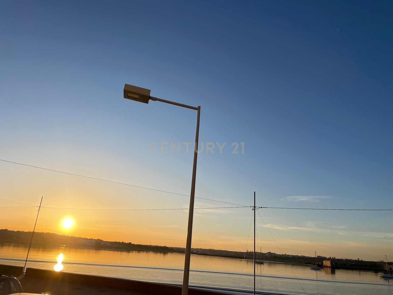 Prédio para Reconstrução total na 1ª linha da Seixal - Image 2