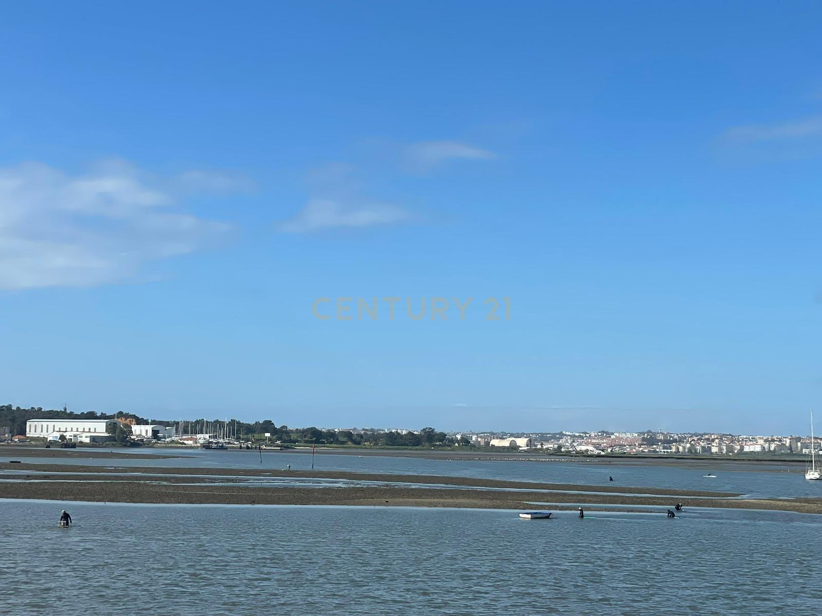Prédio para Reconstrução total na 1ª linha da Seixal - Image 8