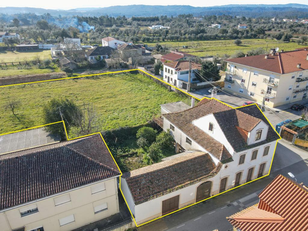 Moradia tradicional com pátio,adega,arrúmos,sotão,garagem ,terreno plano e poço numa localização exceptional a 5 min. de Lousã - Image 6