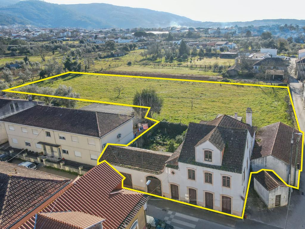 Moradia tradicional com pátio,adega,arrúmos,sotão,garagem ,terreno plano e poço numa localização exceptional a 5 min. de Lousã - Image 1