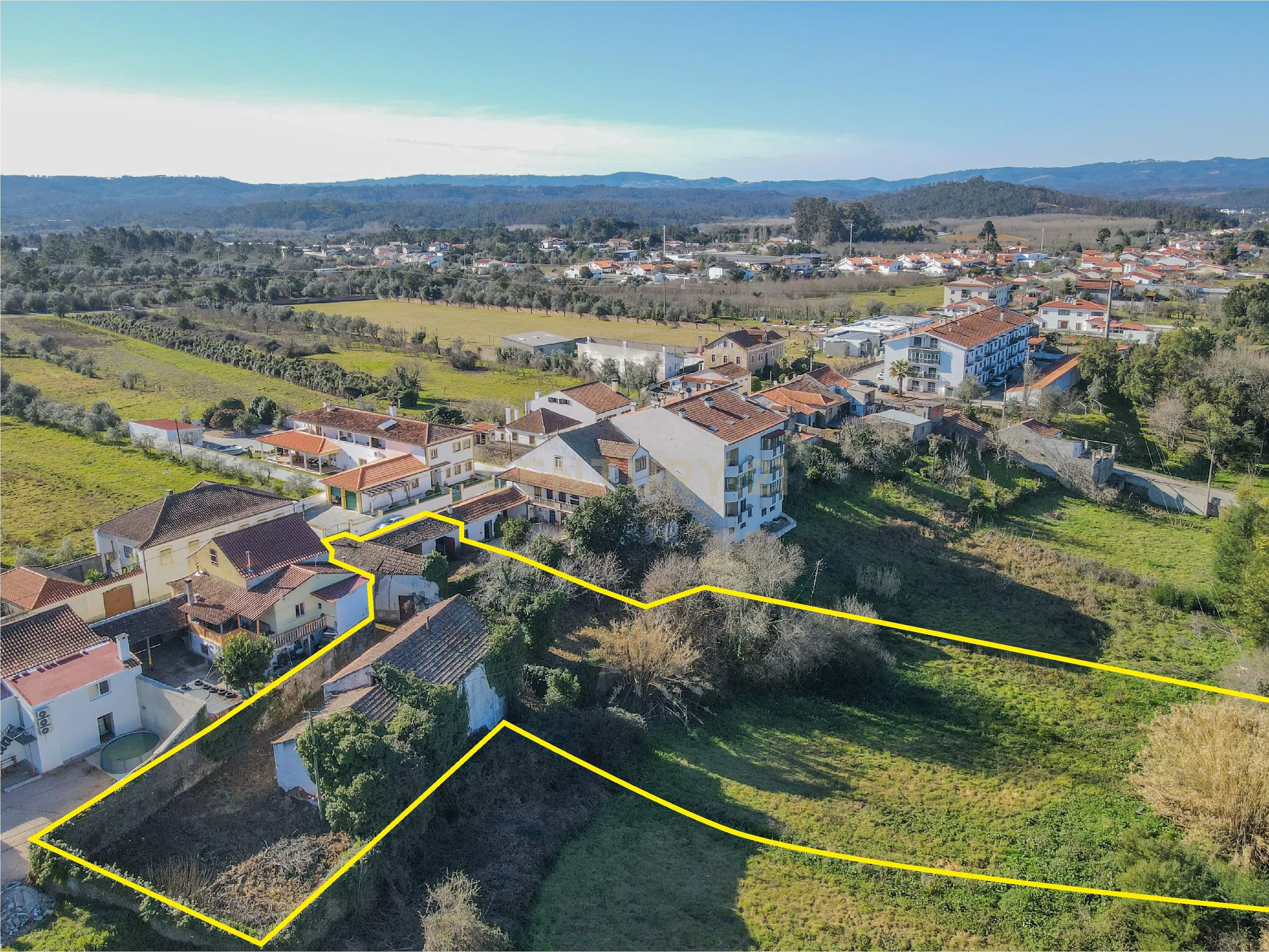 Quinta com lagar, telheiro, pátio, arrumos, terreno e poço numa localização excecional a 5 min. do centro da Lousã - Image 5