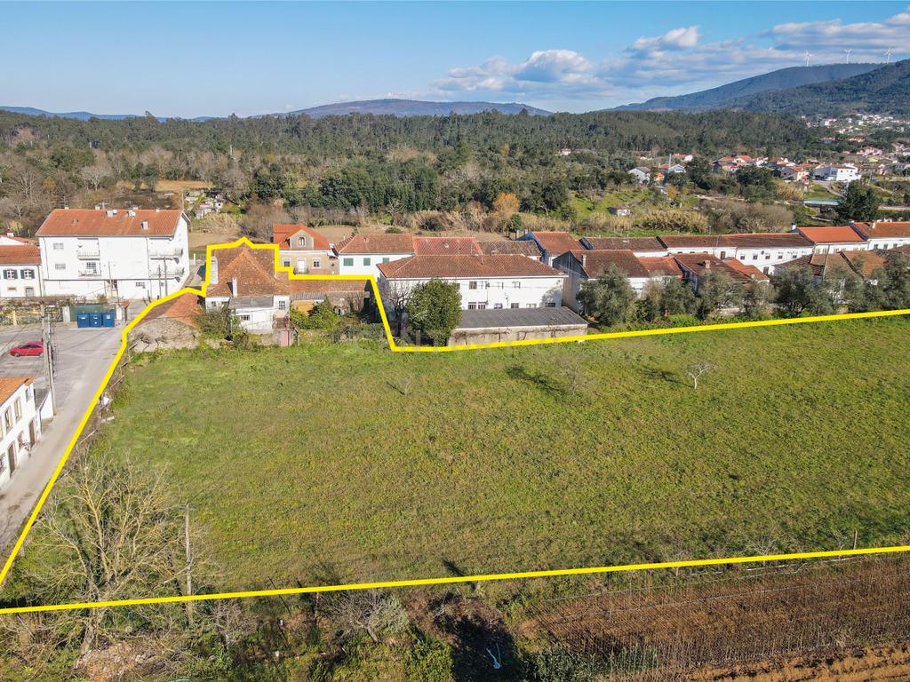 Moradia tradicional com pátio,adega,arrúmos,sotão,garagem ,terreno plano e poço numa localização exceptional a 5 min. de Lousã - Image 2