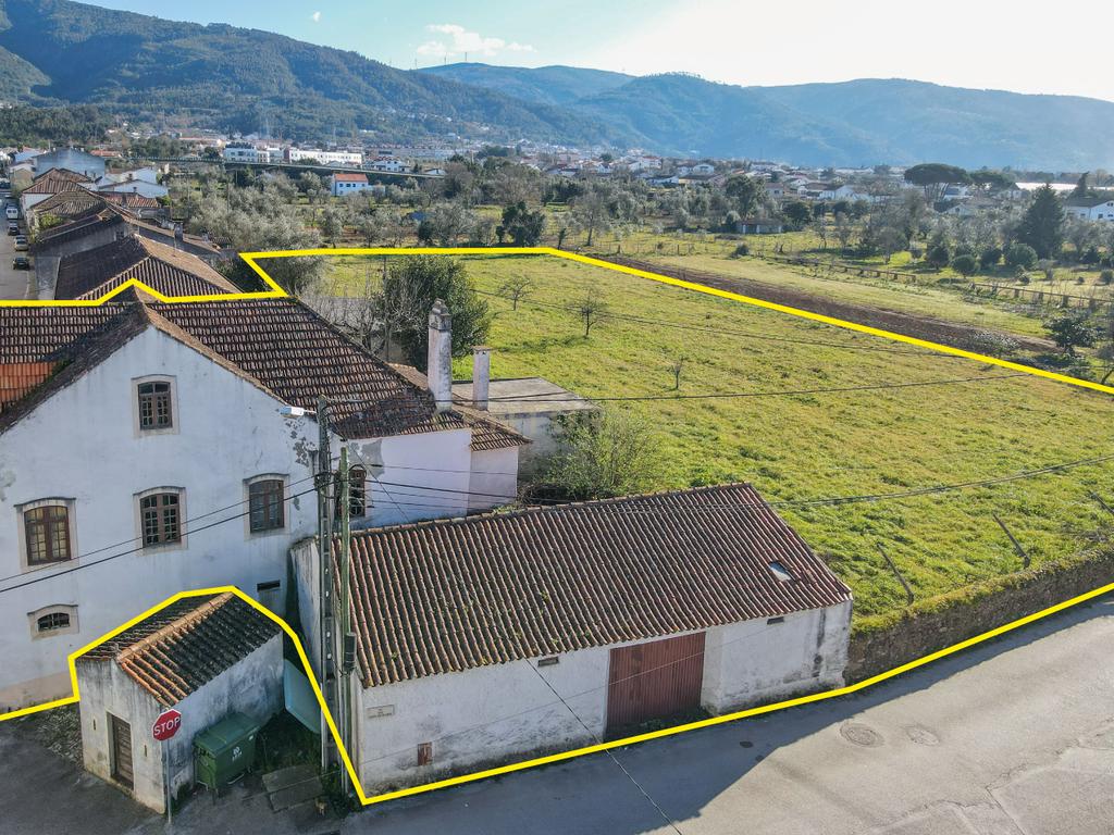 Moradia tradicional com pátio,adega,arrúmos,sotão,garagem ,terreno plano e poço numa localização exceptional a 5 min. de Lousã - Image 7