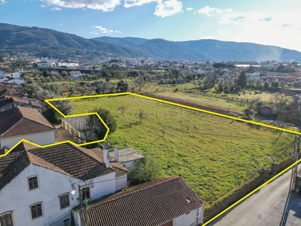 Moradia tradicional com pátio,adega,arrúmos,sotão,garagem ,terreno plano e poço numa localização exceptional a 5 min. de Lousã - Image 8