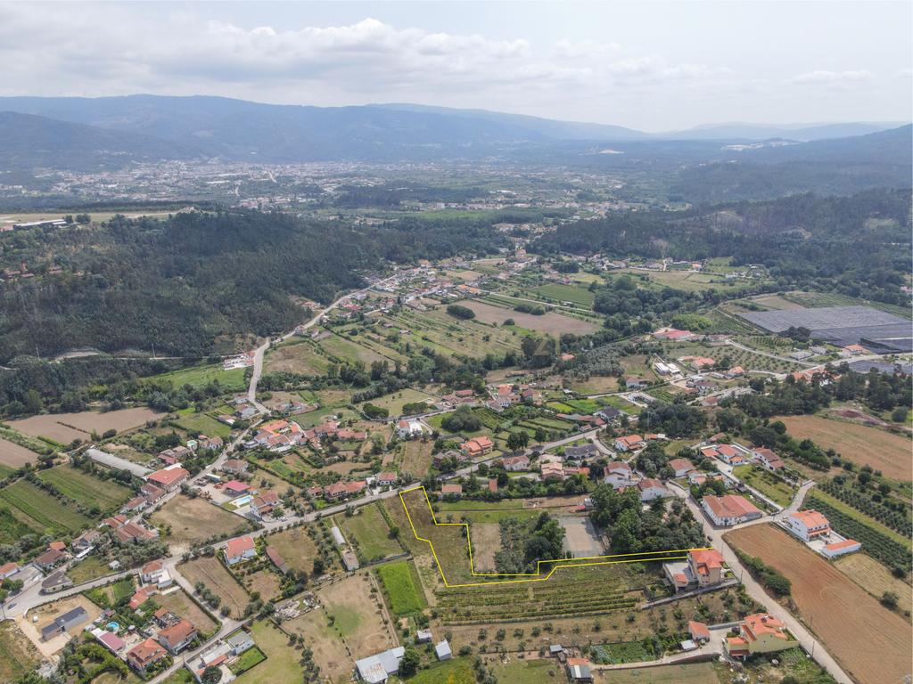 Terreno urbano plano com área total de 4.404m2  numa localização boa a 10 min da Lousã - Image 4